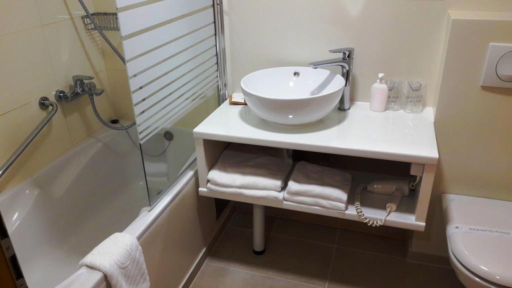 Hotel Zovko Zagreb เซสเวเต ภายนอก รูปภาพ